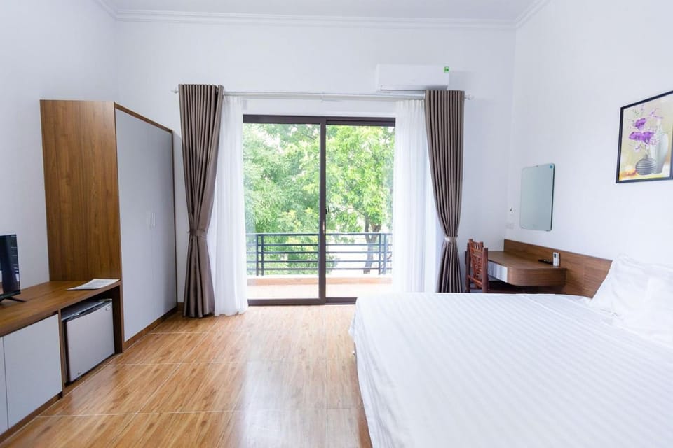 Photo of the whole room, furniture