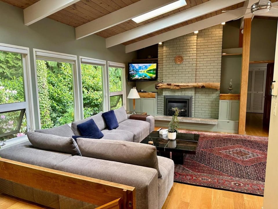Spacious & Stylish West Coast Contemporary House House in North Vancouver