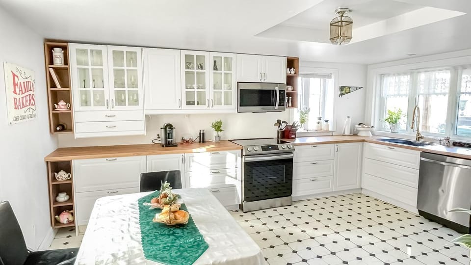 Kitchen or kitchenette, Dining area, dishwasher, minibar, pet friendly, stove, toaster