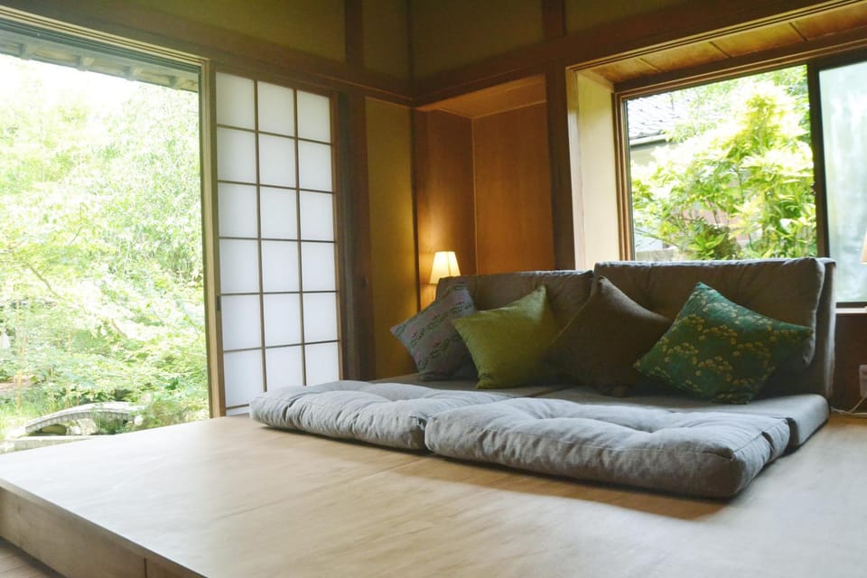 野窓 Nomadノマド Tsuwano GuestHouse & Cafe Lounge Bed and Breakfast in Japan