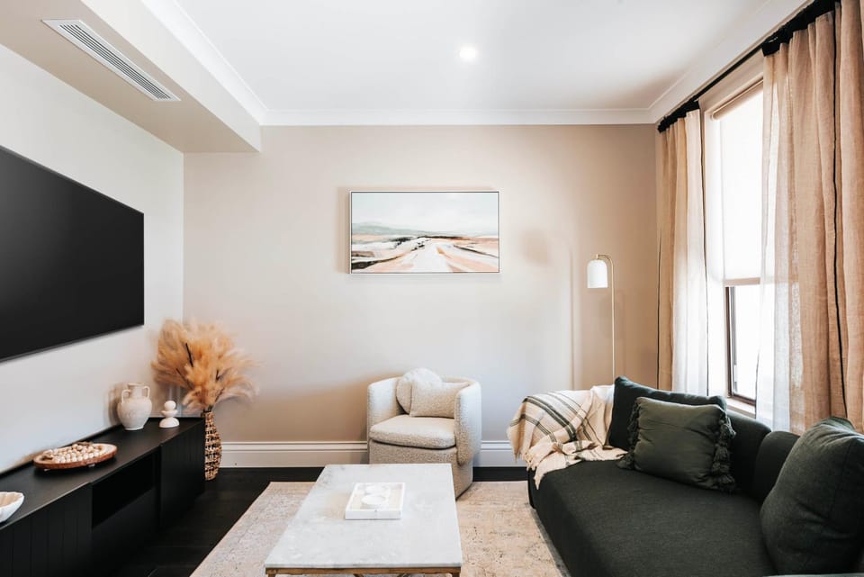 TV and multimedia, Living room, Seating area