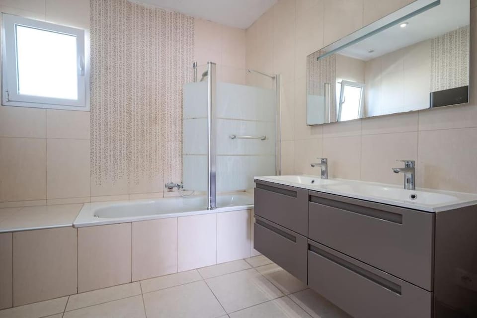 Villa moderne avec Piscine, proche mer Villa in Villeneuve-Loubet