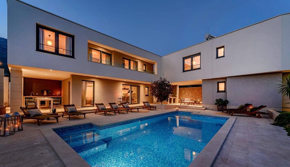 BBQ facilities, Garden, Balcony/Terrace, Seating area, City view, Sea view, Swimming pool