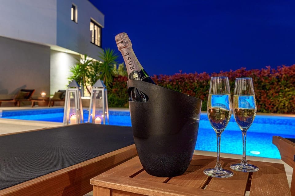 Property building, Balcony/Terrace, Swimming pool