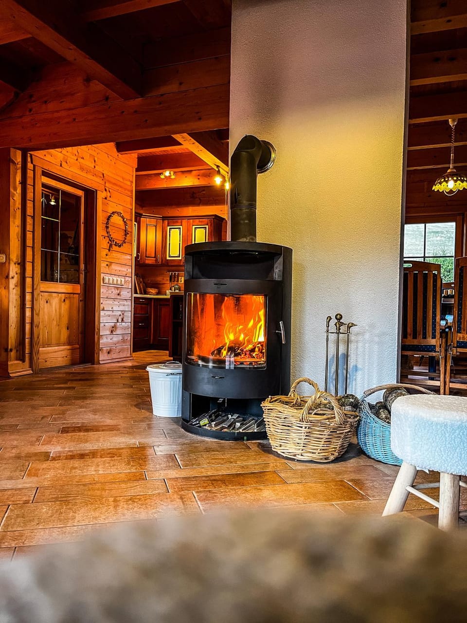 Dining area, fireplace