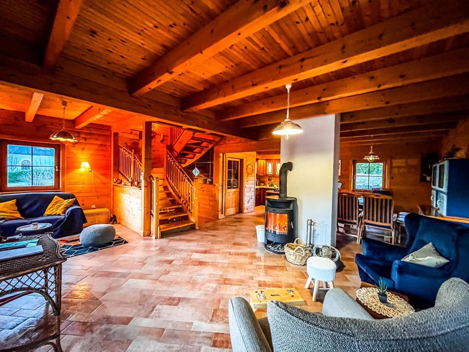 Seating area, Dining area, fireplace