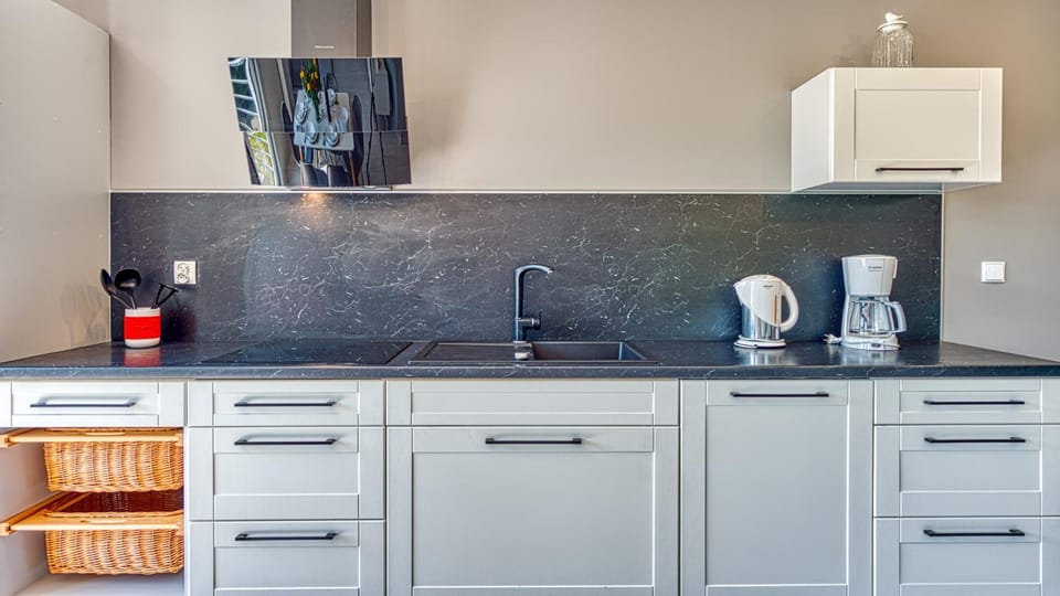 Coffee/tea facilities, Kitchen or kitchenette, stove