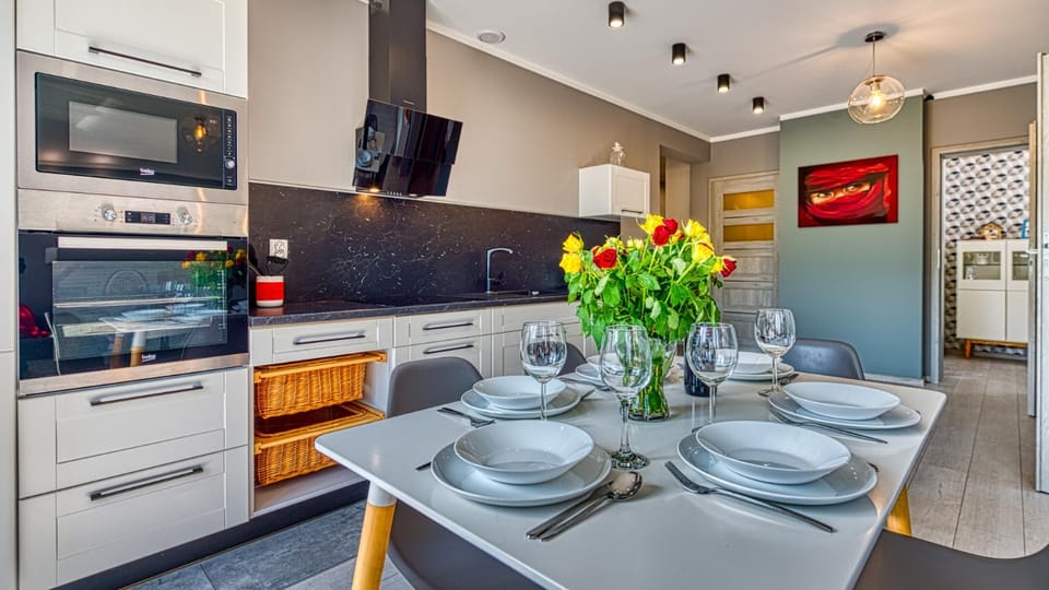 Kitchen or kitchenette, Dining area