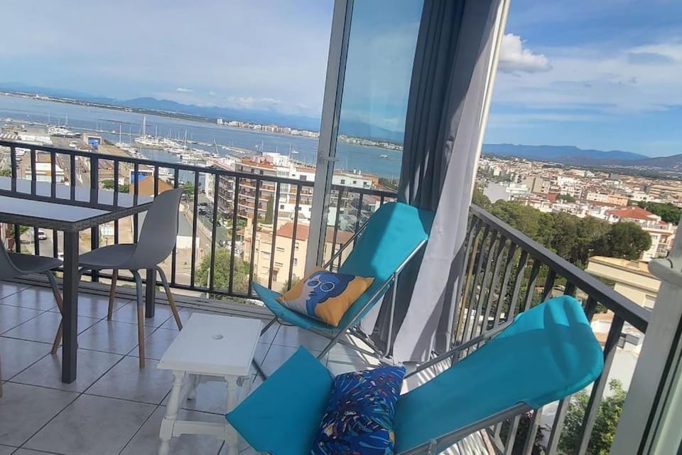 Appartement T3 avec belle vue mer et parking Apartment in Roses