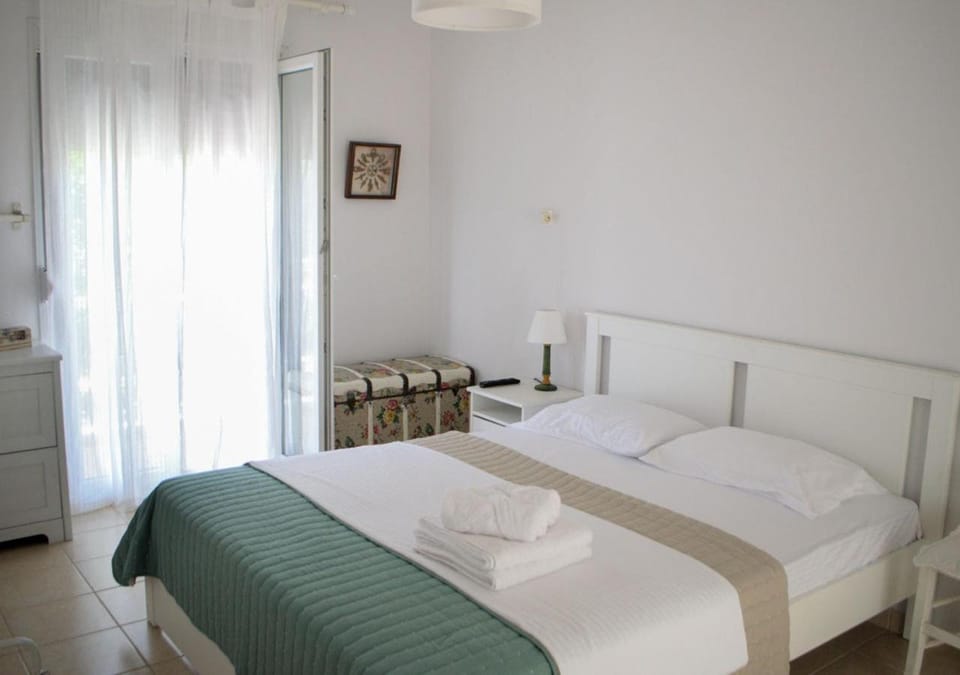 Bed, Photo of the whole room, Bedroom, Garden view