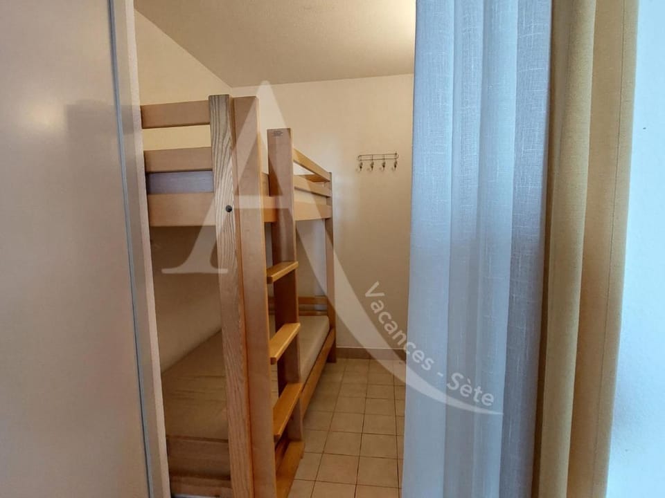 Studio cabine 4 personnes vue jardin dans residence avec piscine Cabin in Occitanie