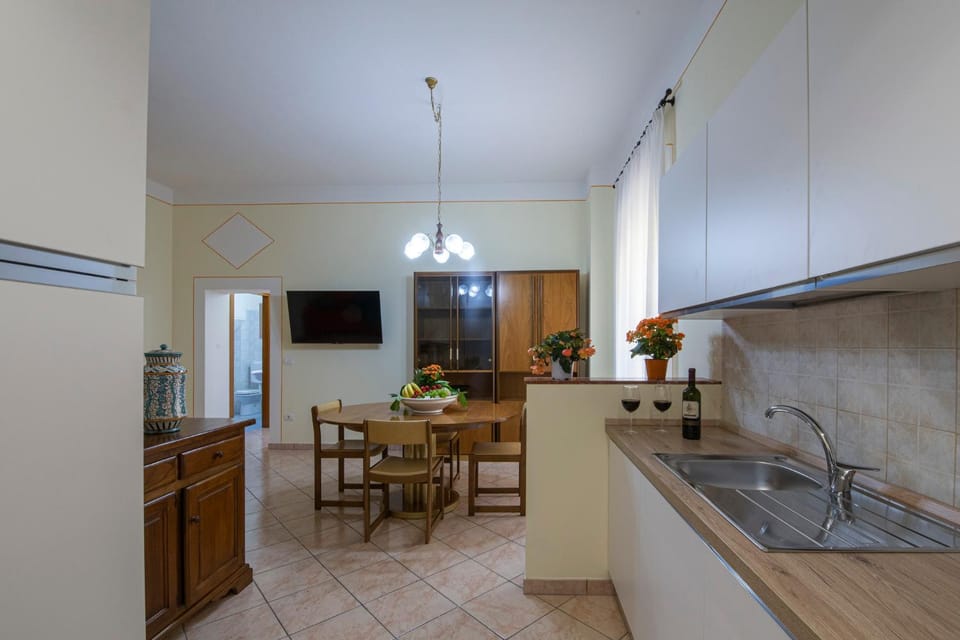 TV and multimedia, Kitchen or kitchenette, Dining area