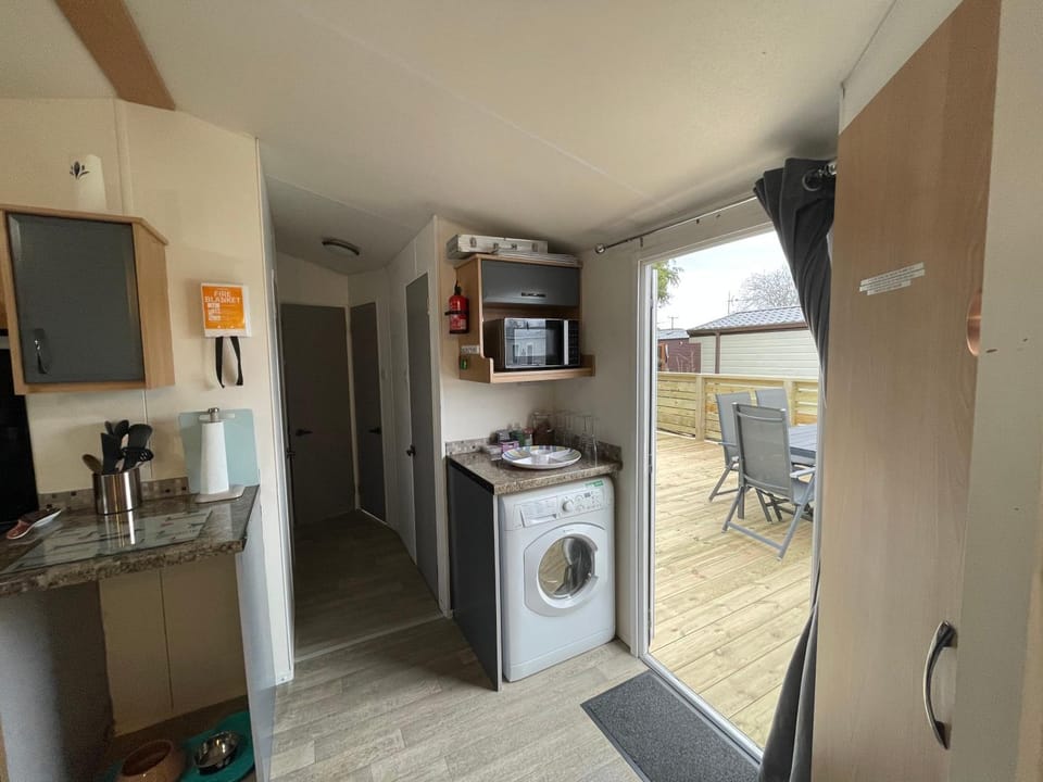 Kitchen or kitchenette, microwave, pet friendly, washing machine, dryer