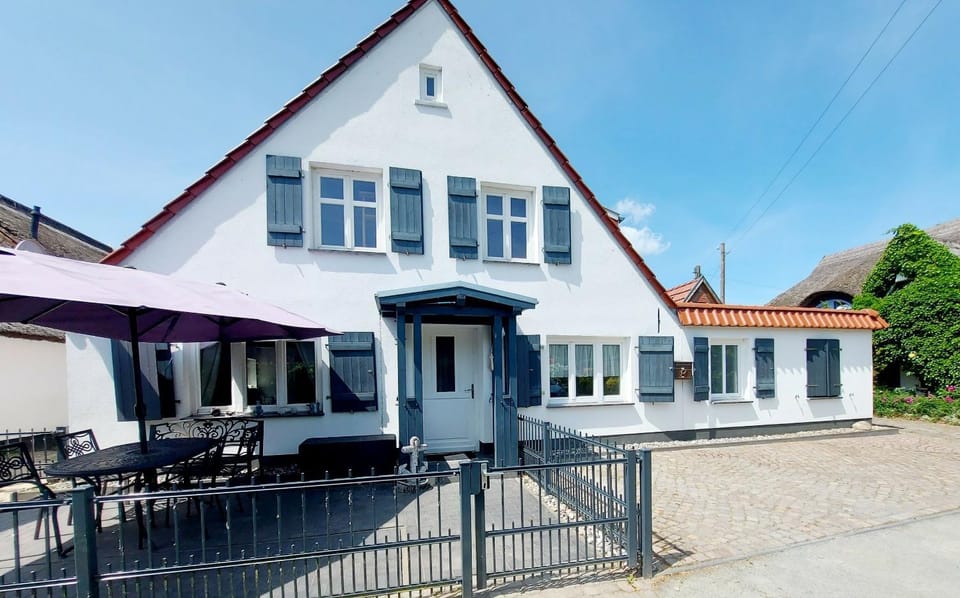 Property building, Balcony/Terrace, Parking