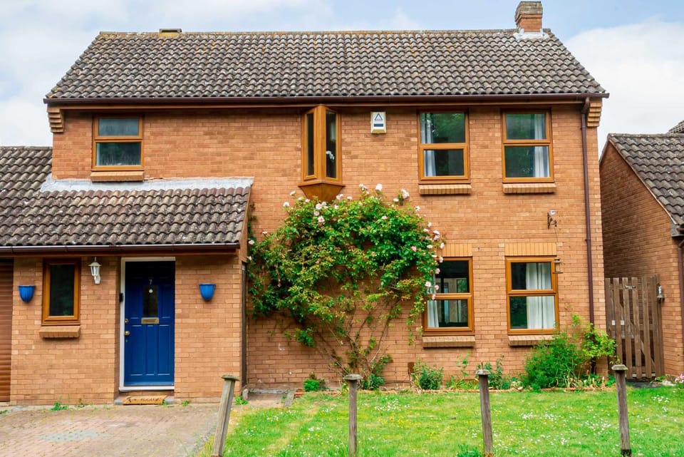 Spacious 4 Bedroom Home in Central Milton Keynes House in Milton Keynes
