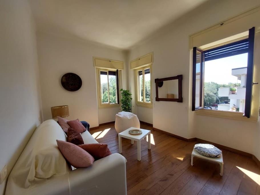 Bed, TV and multimedia, Living room, Seating area