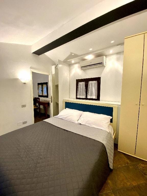 Bed, Photo of the whole room, Bedroom, wardrobe, air conditioner, air conditioner