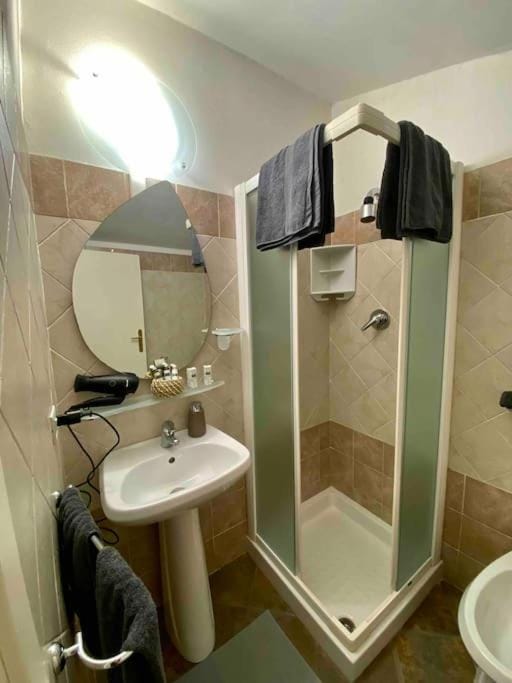Shower, Toilet, Bathroom, bidet, heating, towels
