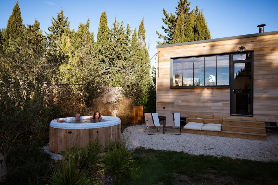 Property building, People, Garden, Hot Tub, Balcony/Terrace, Guests, Garden view, Swimming pool