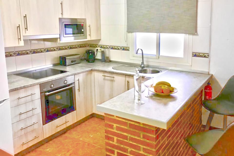 Kitchen or kitchenette, minibar