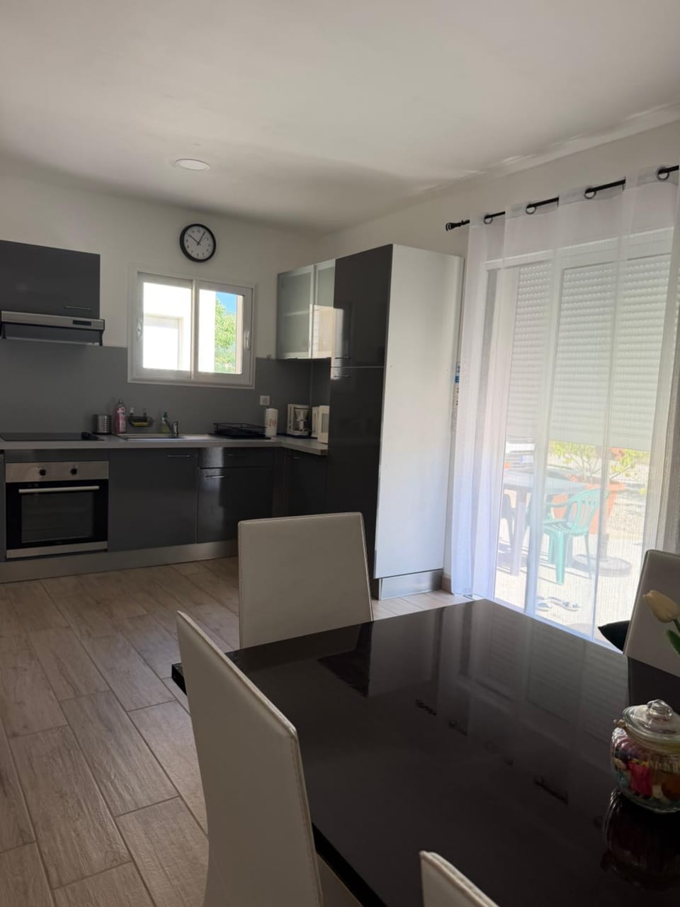 Kitchen or kitchenette, Living room, Seating area, Dining area, stove