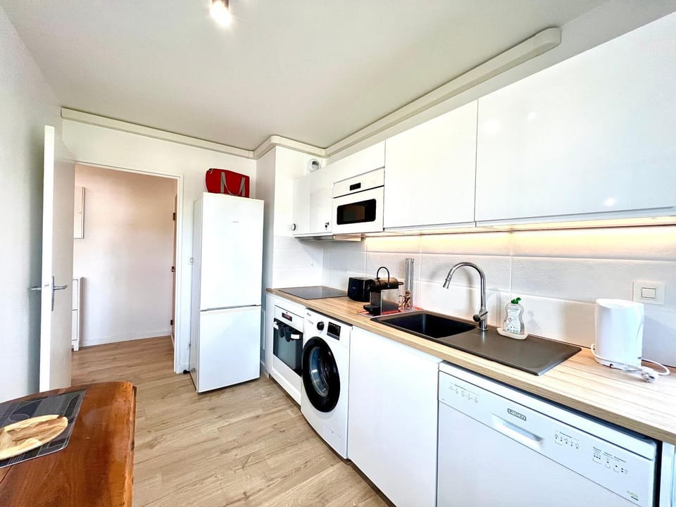 Coffee/tea facilities, toaster, washing machine