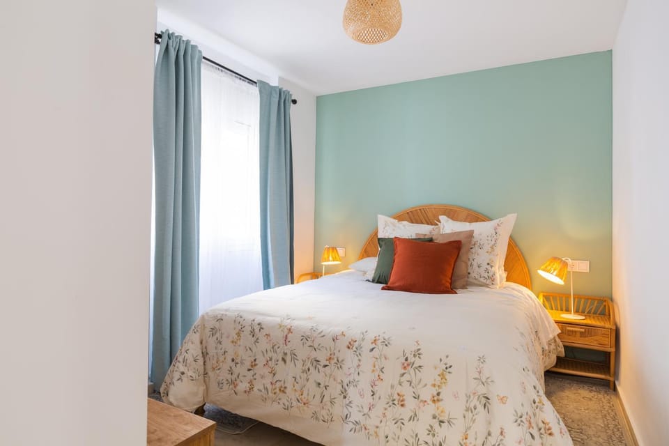 Bed, Photo of the whole room, Bedroom, internet, air conditioner