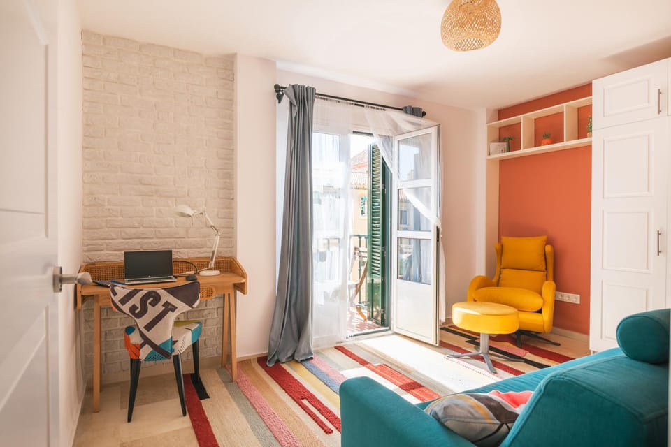 Seating area, Bedroom, internet, wardrobe, air conditioner