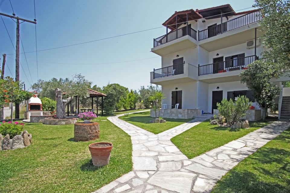 Property building, Day, Garden
