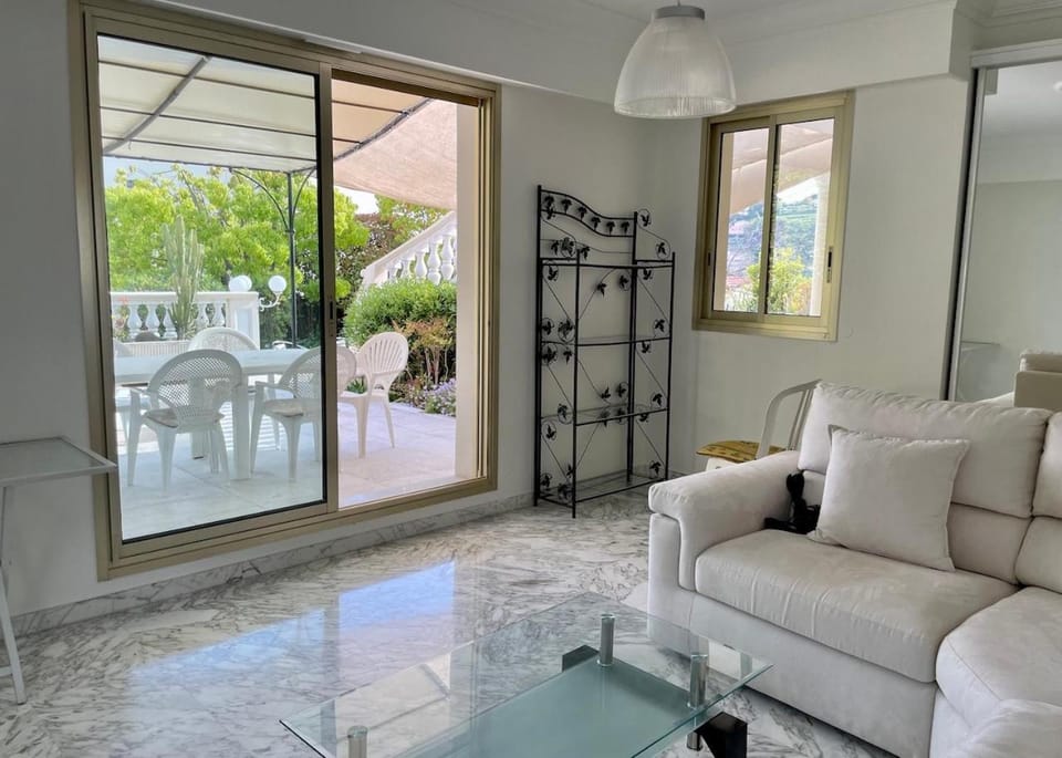 Appartement en rez de jardin dans villa à Nice Apartment in Nice