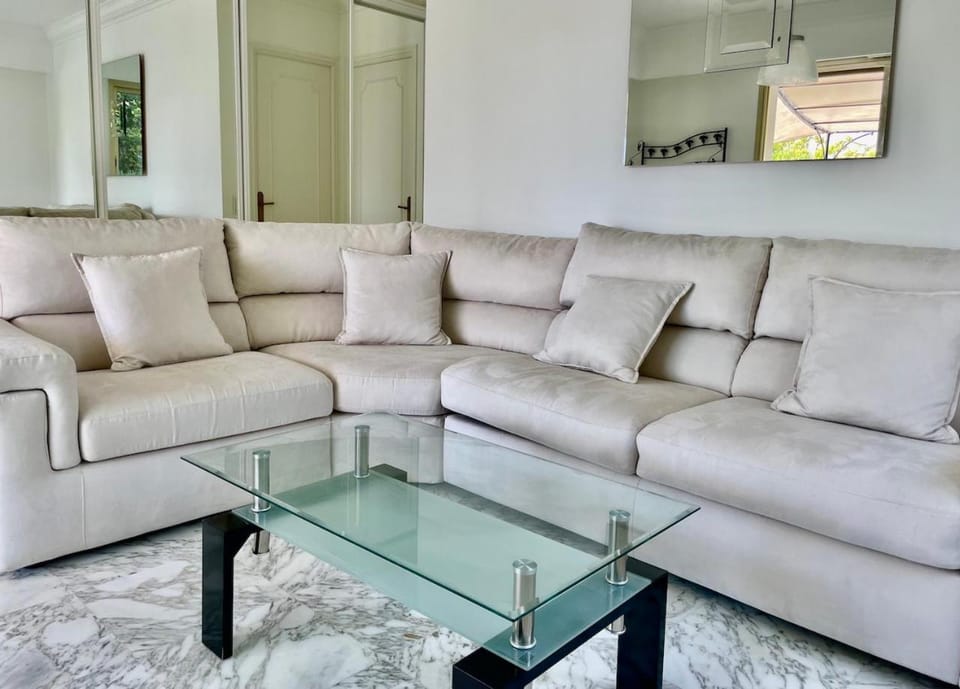 Appartement en rez de jardin dans villa à Nice Apartment in Nice