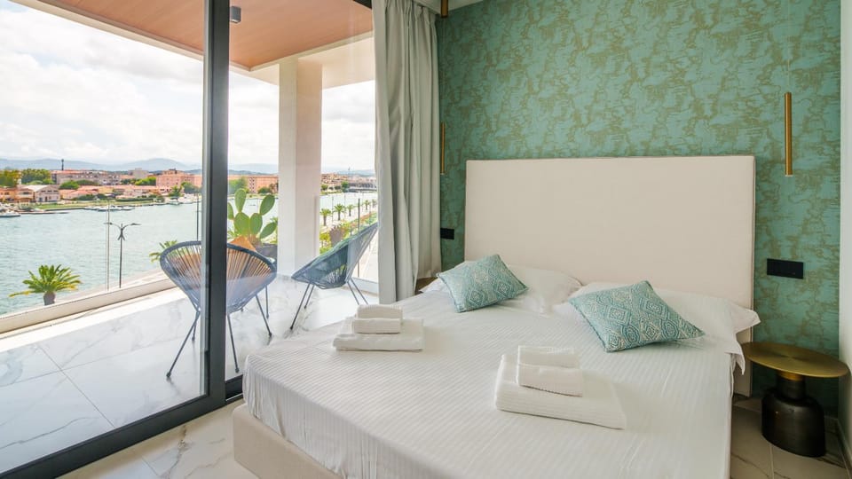Bed, Natural landscape, View (from property/room), Balcony/Terrace, Bedroom