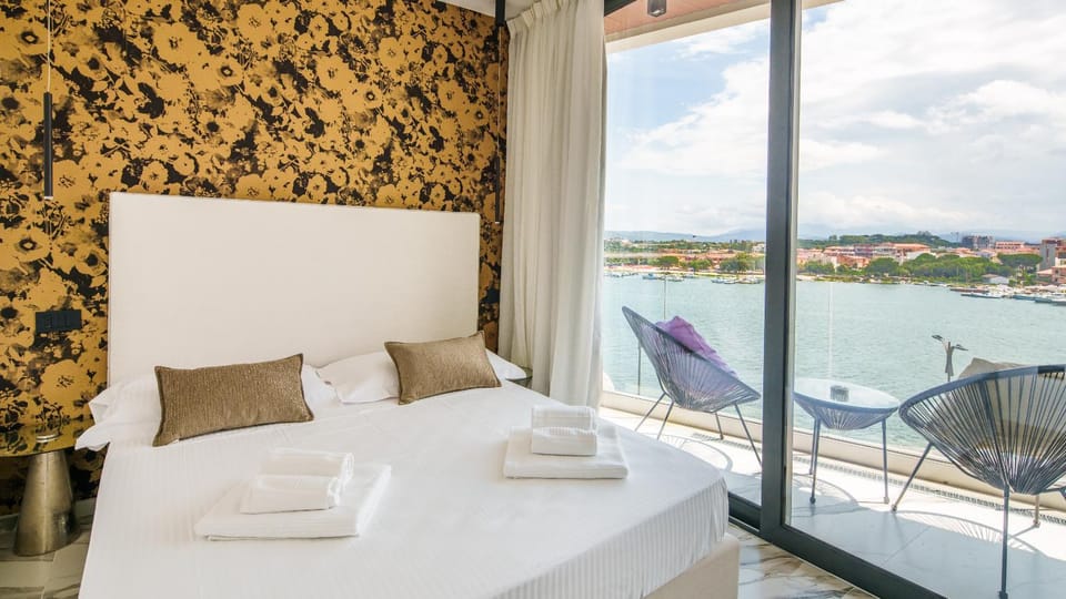 Bed, Natural landscape, Balcony/Terrace, Photo of the whole room, Bedroom, Sea view