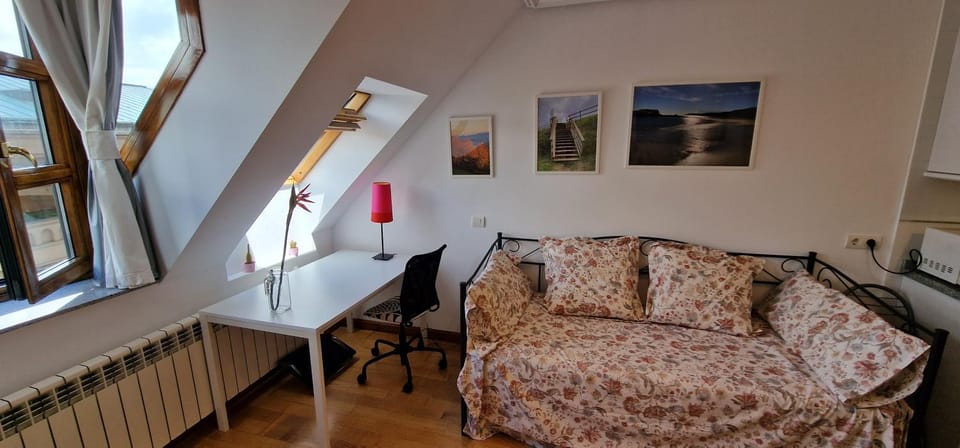 Bed, Living room, Photo of the whole room, Seating area, Bedroom, internet