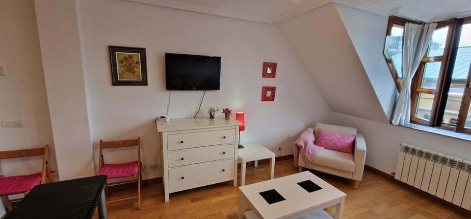 TV and multimedia, Living room, Seating area, hair dresser, internet