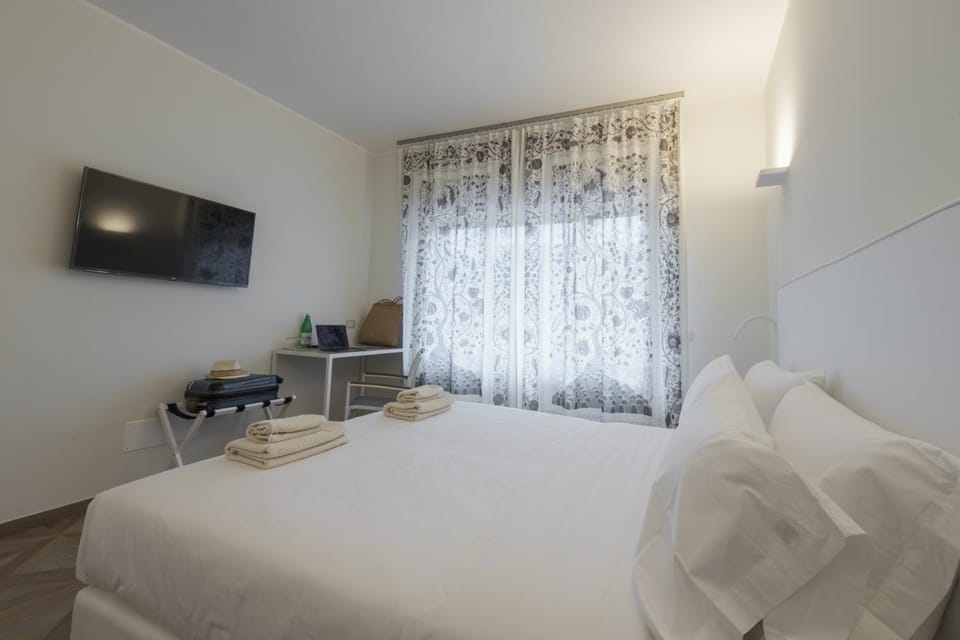 Bed, TV and multimedia, Photo of the whole room, Bedroom, hair dresser