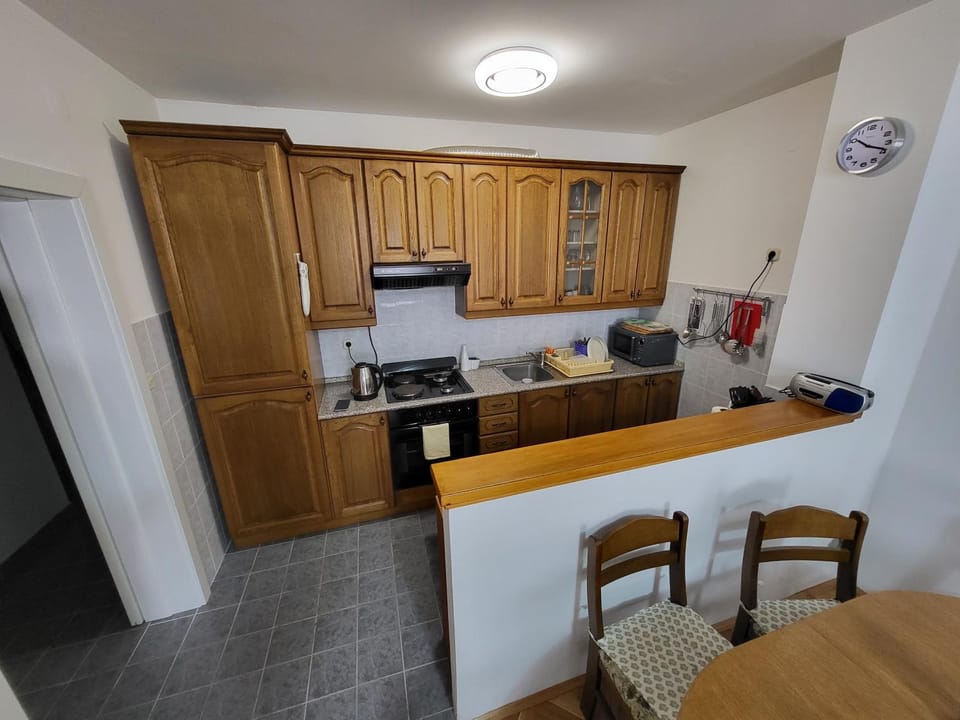 Kitchen or kitchenette, minibar