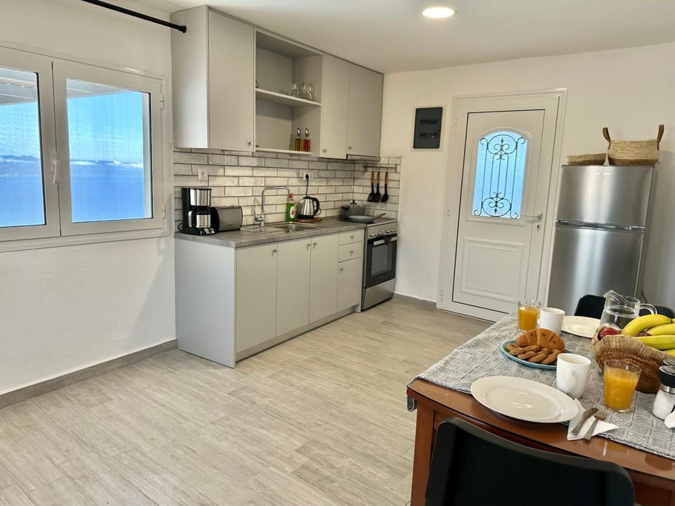 Coffee/tea facilities, Kitchen or kitchenette, Dining area, Food, Dinner, pet friendly, toaster, kitchen