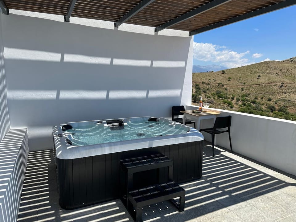 Day, Natural landscape, Hot Tub, Seating area, Mountain view, Sea view, Seasons