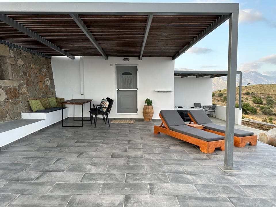 Spring, Day, Night, Summer, Balcony/Terrace, Seating area, Time of day, Location, Sunset