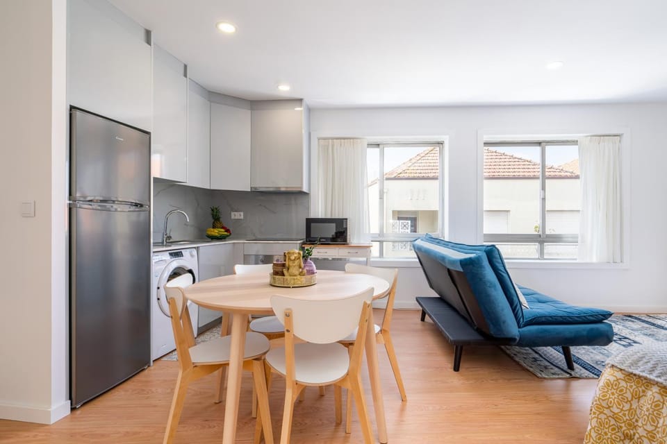 Kitchen or kitchenette, Living room, Seating area, Dining area, minibar, pet friendly