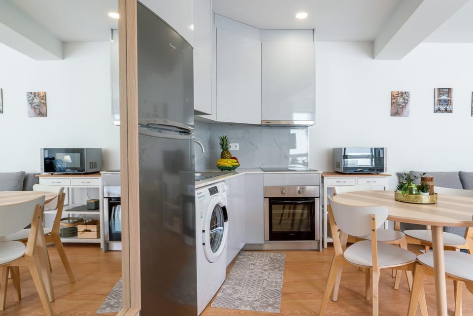 Kitchen or kitchenette, Dining area, minibar, pet friendly, stove, washing machine