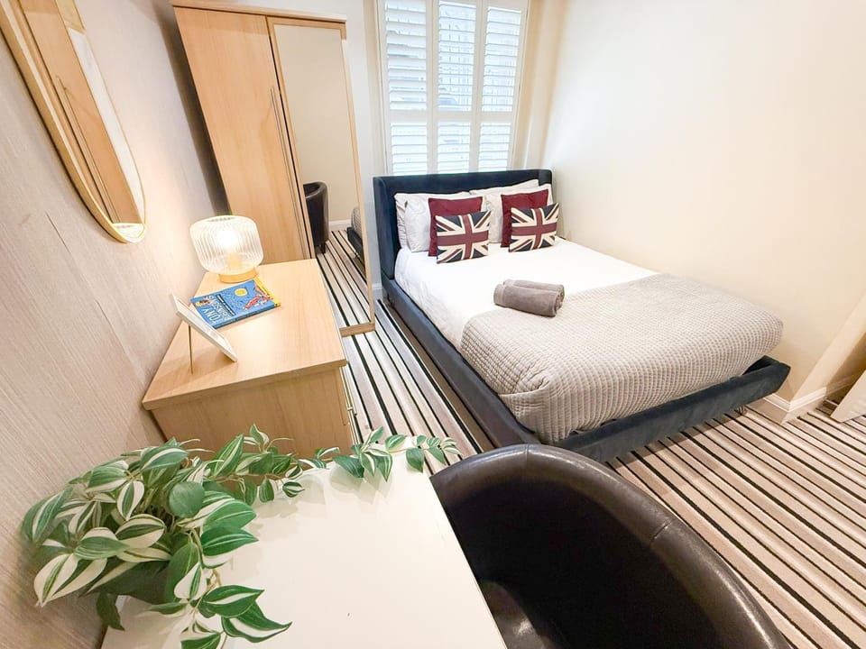 Bed, Photo of the whole room, Seating area, Bedroom, wardrobe