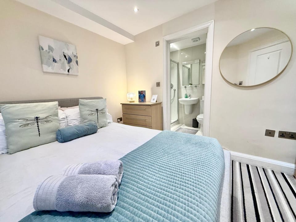 Bed, Bathroom, Bedroom, towels, wardrobe
