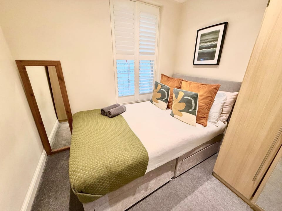 Bed, Bedroom, towels, wardrobe
