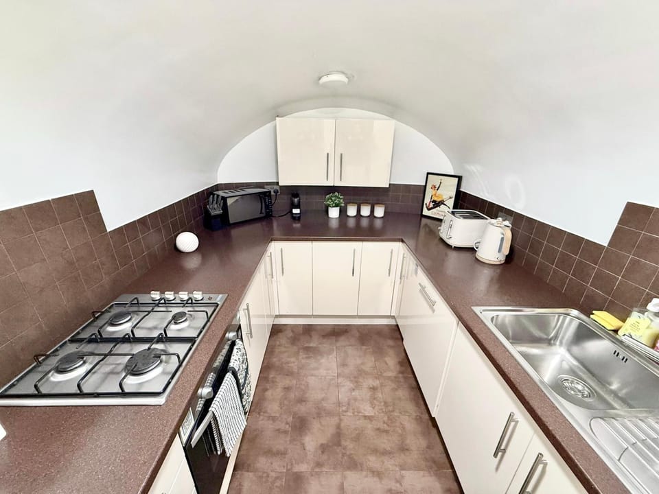 Coffee/tea facilities, microwave, oven, stove, toaster, kitchen