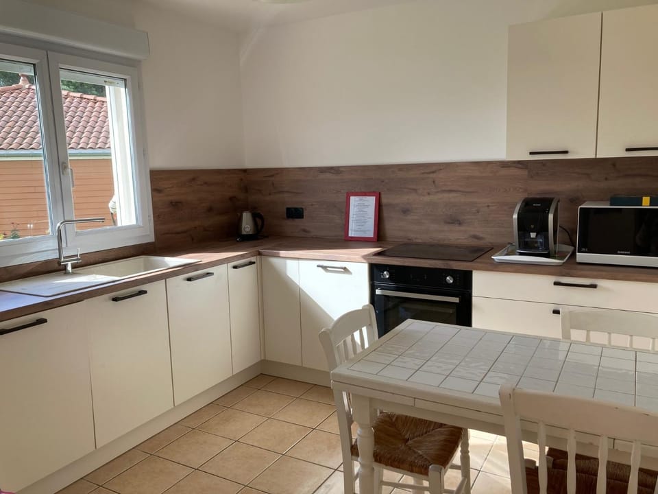Coffee/tea facilities, Kitchen or kitchenette, Dining area, dishwasher, microwave, oven, stove
