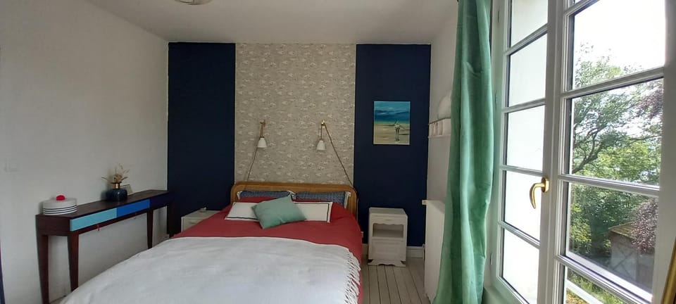 Bed, Photo of the whole room, Bedroom, City view, Garden view