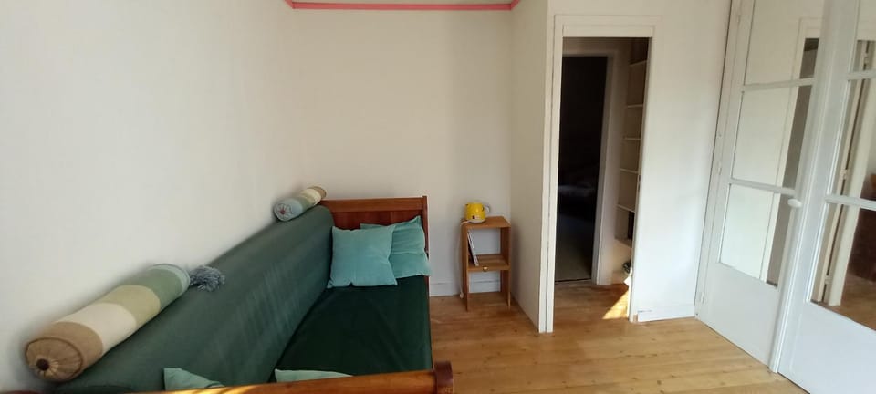 Bed, Seating area