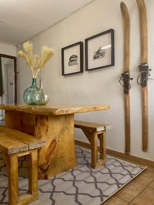 Seating area, Dining area